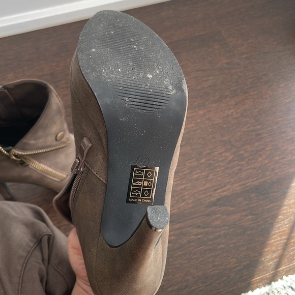 2 Lips Too’s Motorcycle Taupe Brown Platform Booties - Picture 6 of 9